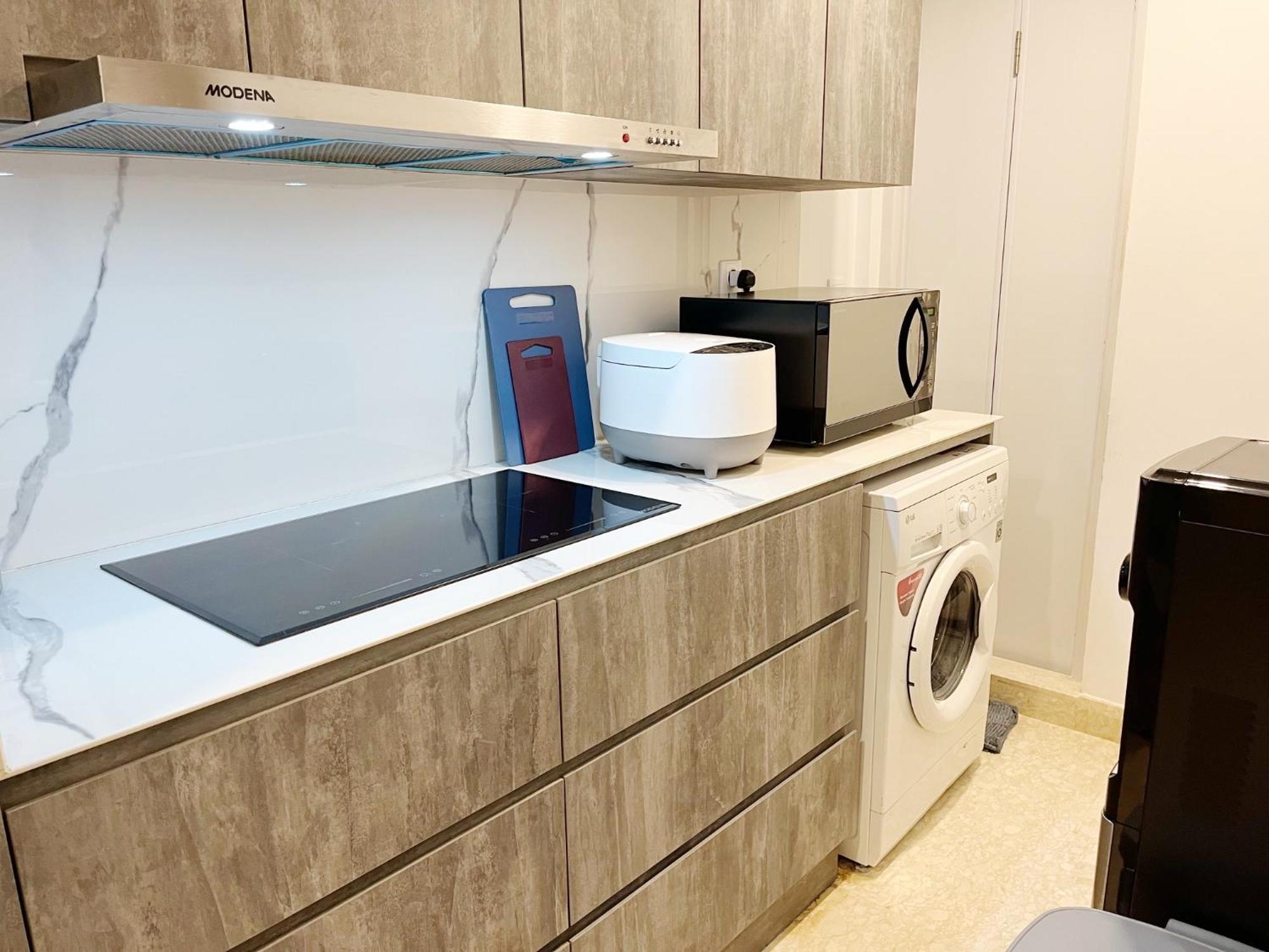 Gold Coast Pik Sea View Apartments By Longesuites Jakarta Room photo