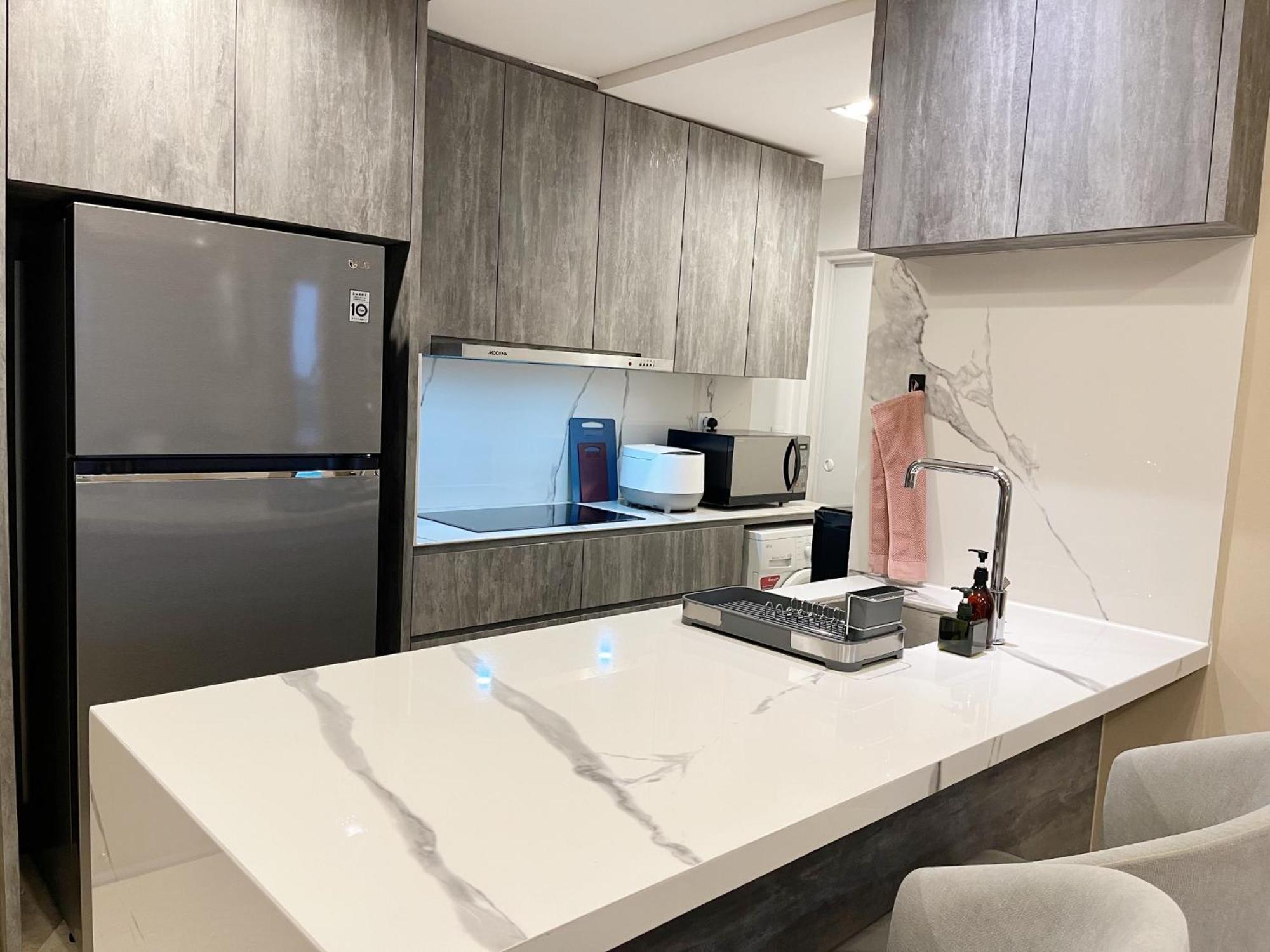 Gold Coast Pik Sea View Apartments By Longesuites Jakarta Room photo