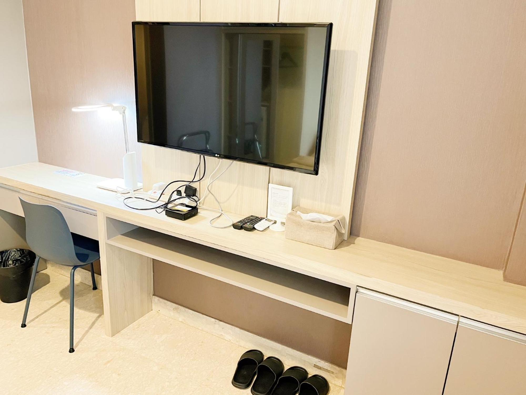 Gold Coast Pik Sea View Apartments By Longesuites Jakarta Room photo